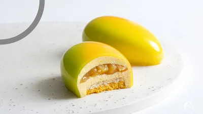 Tarta creativa de frutas con aspecto de mango