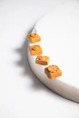 Bombón de Amber y praliné Ancienne