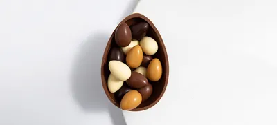 Huevo relleno de mini huevos