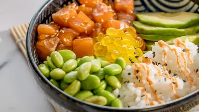 Poke bowl de salmón con salsa ponzu