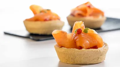 Tartaletas de crema de queso, salmón y fresa