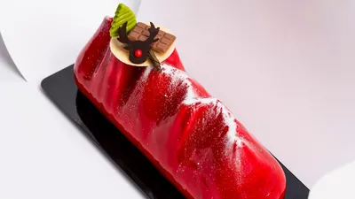 Tronco de frambuesa, queso y almendra